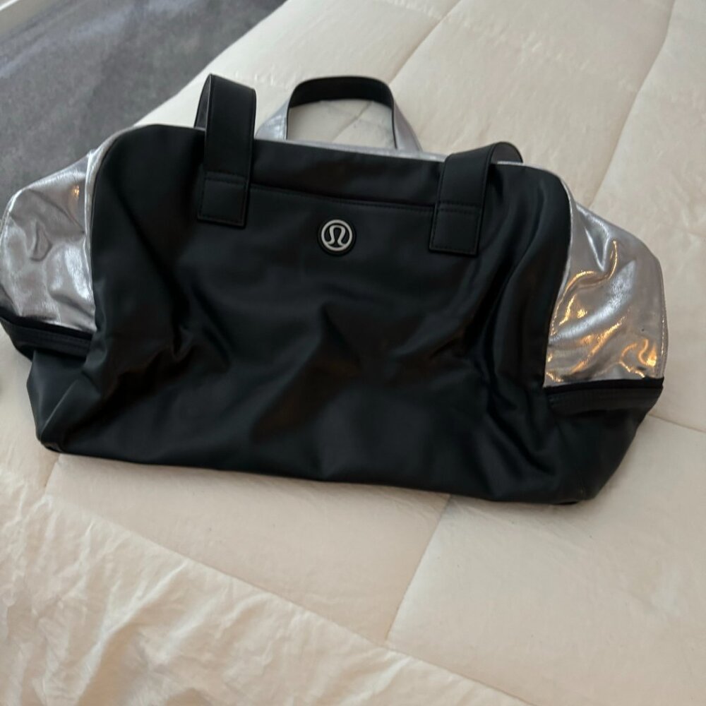 LULULEMON Women's Silver & Black Traveler Duffle/Overnight/Gym BAG
